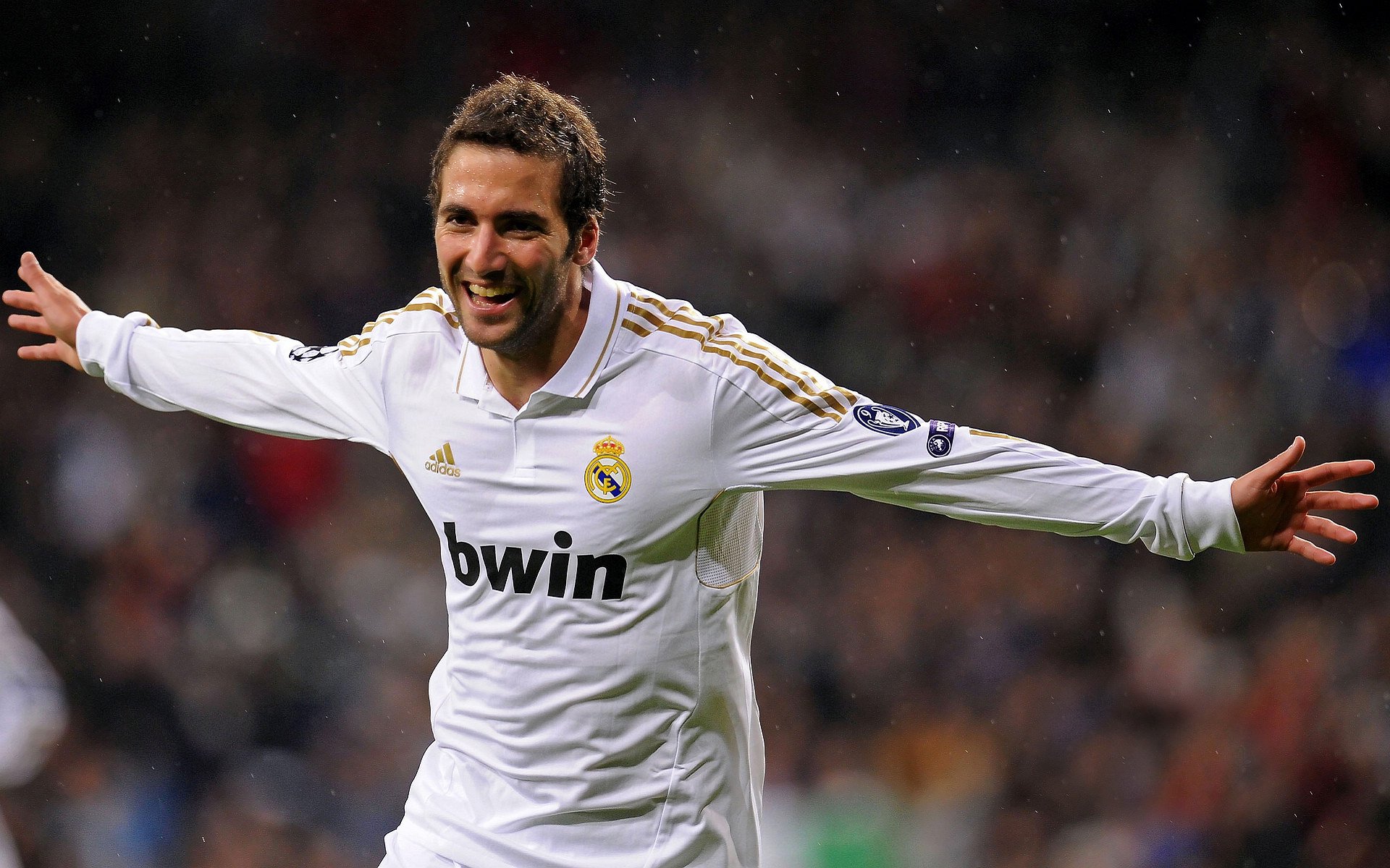 中前场控球点重叠是否导致节奏冲突问题，控球前锋打法